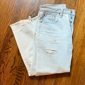 Levi’s light denim distressed 501 Skinny Jeans. Size 32 x 28. 100% cotton. EUC